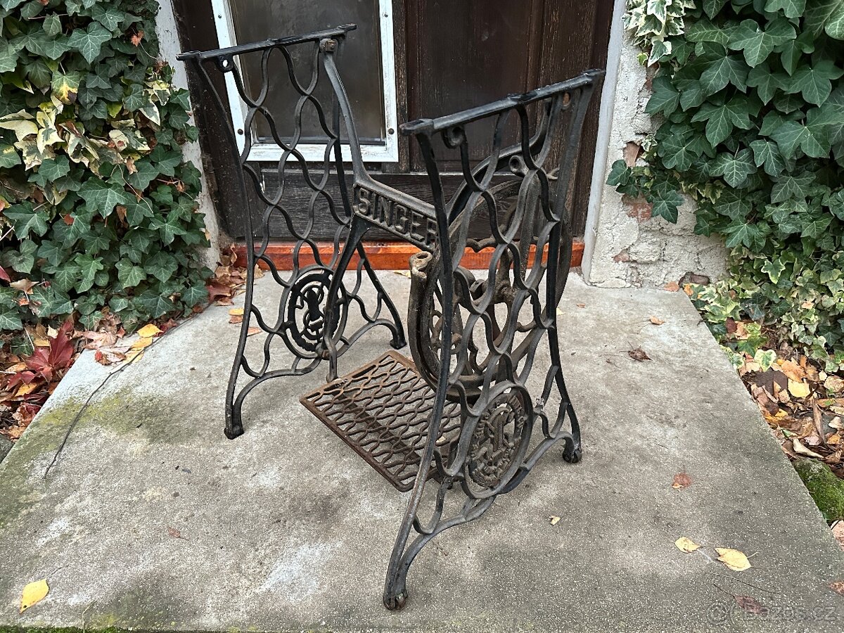 Krásné nohy od šicího stroje SINGER