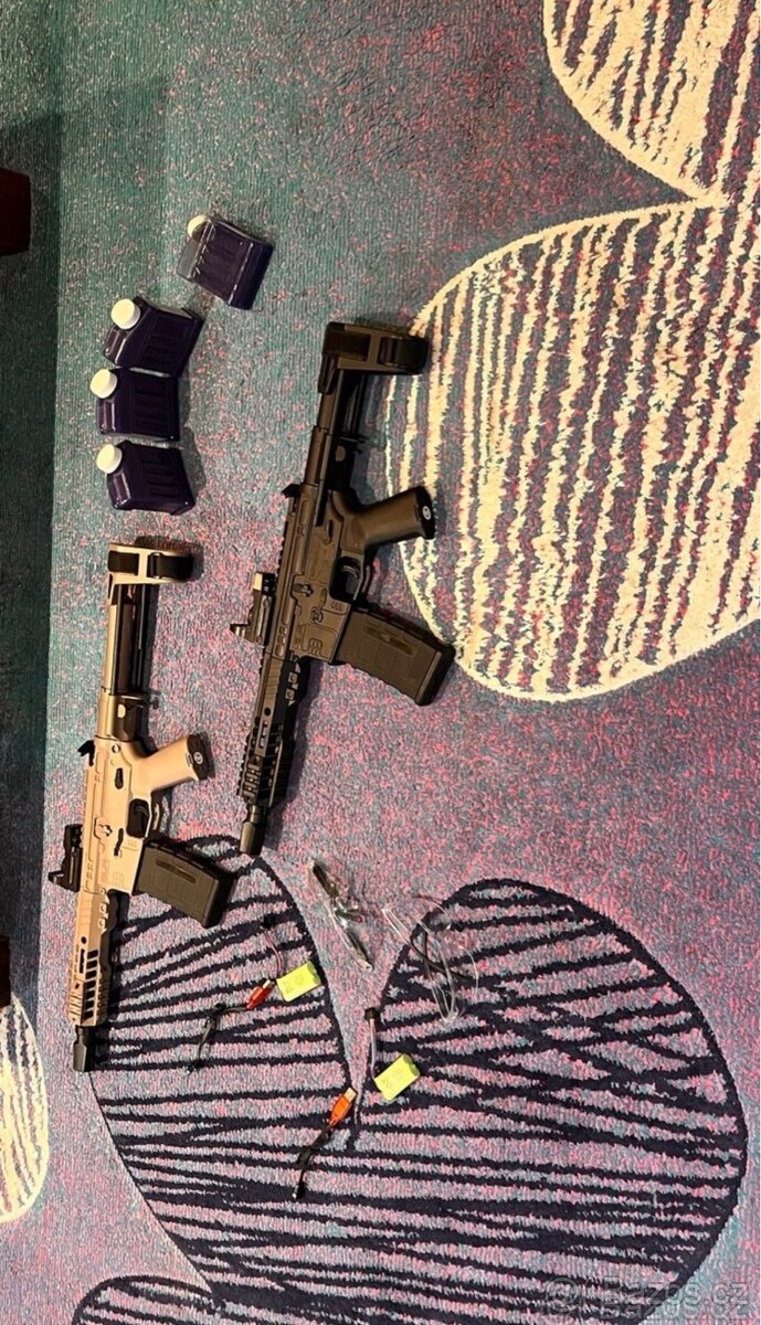 dvě hračky pistole s přibližně 170 000 náboji