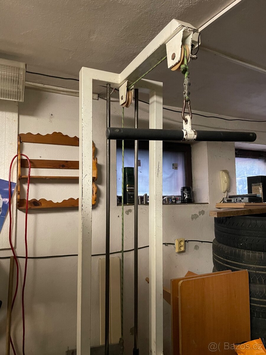 Horní kladka - posilovací stroj