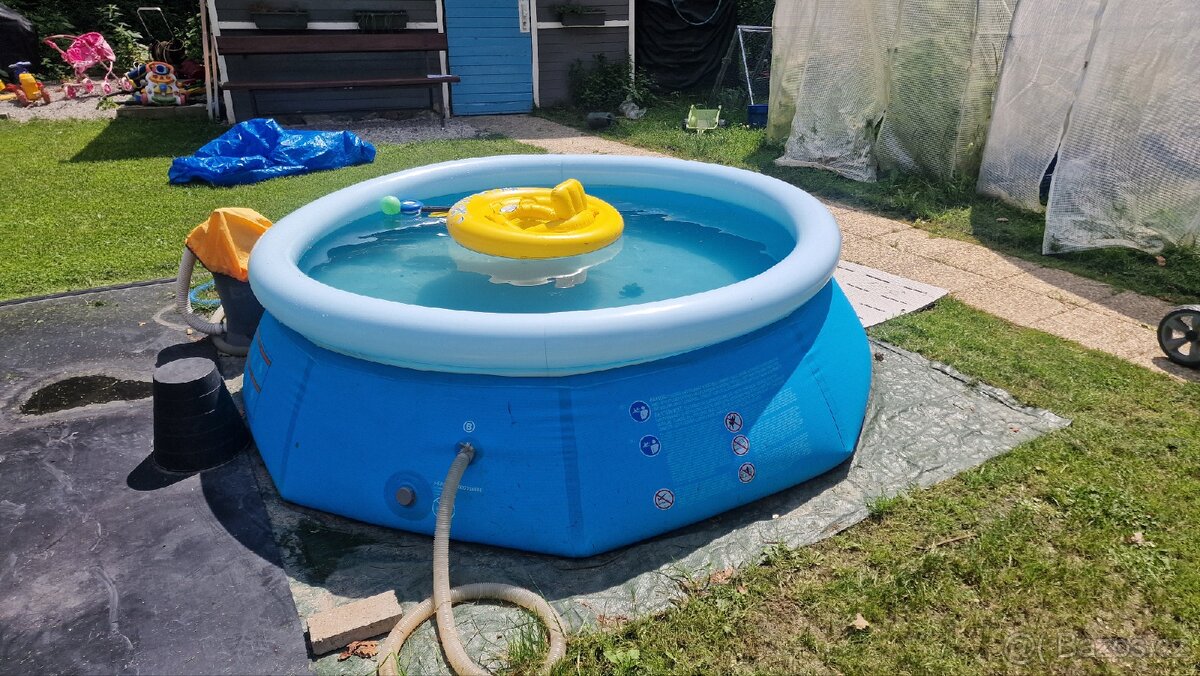 2x bazén, písková filtrace a solární ohřev