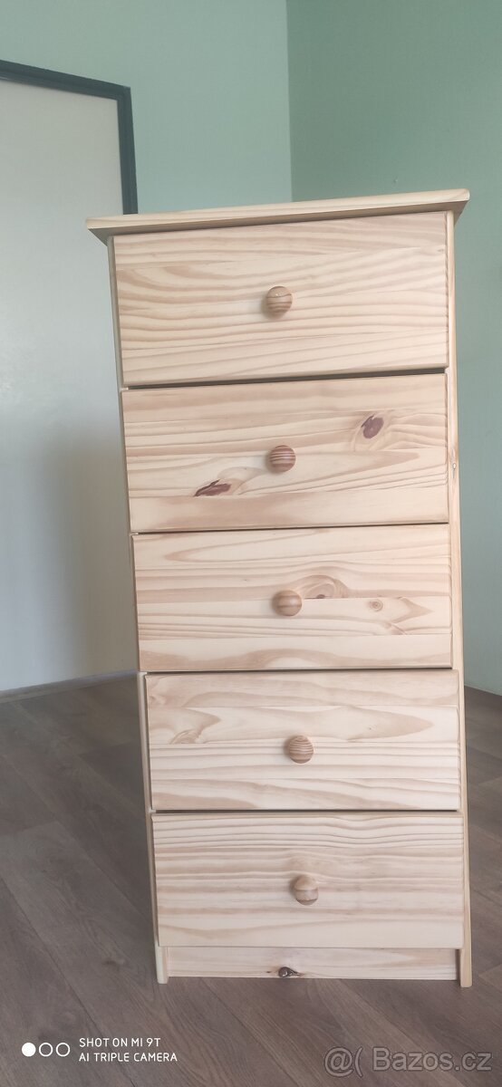 Komoda úzká 5 zásuvek masiv