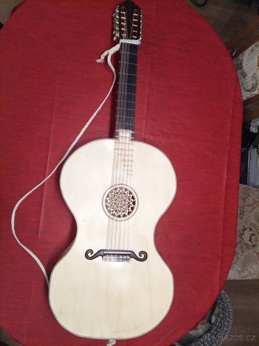 barokem inspirovaná kytara