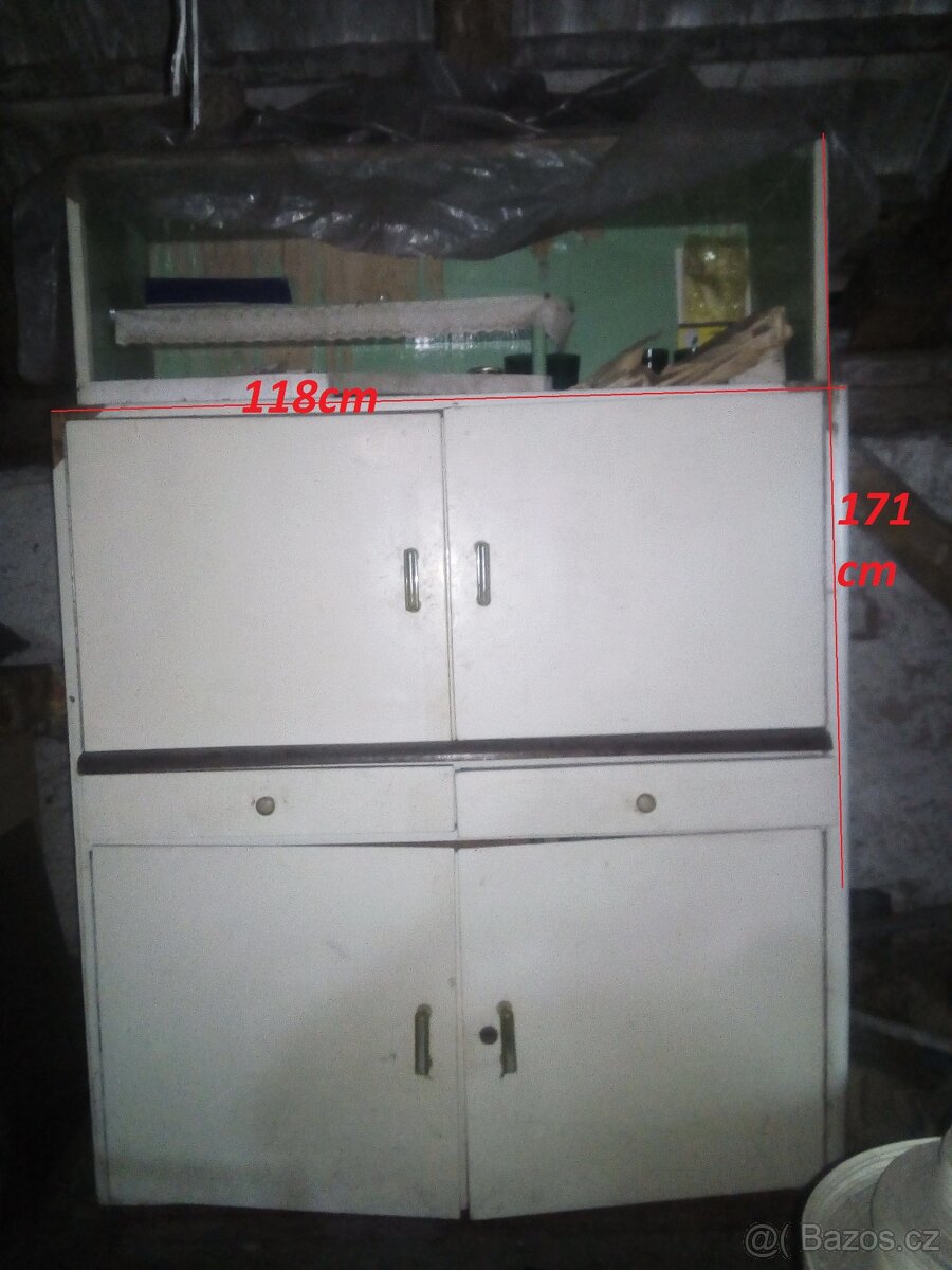 Umyvaci stul, stary kredenc