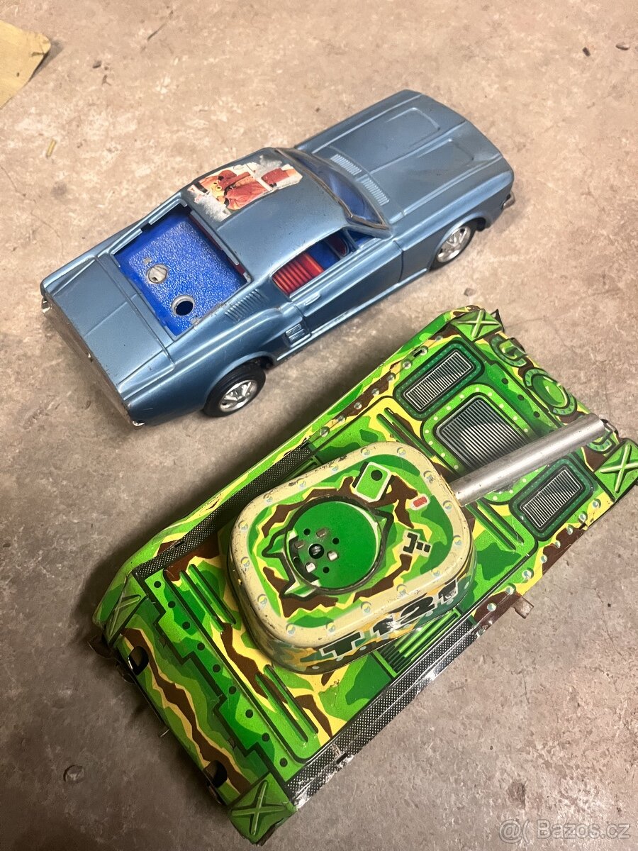 retro kovové hračky tank auto