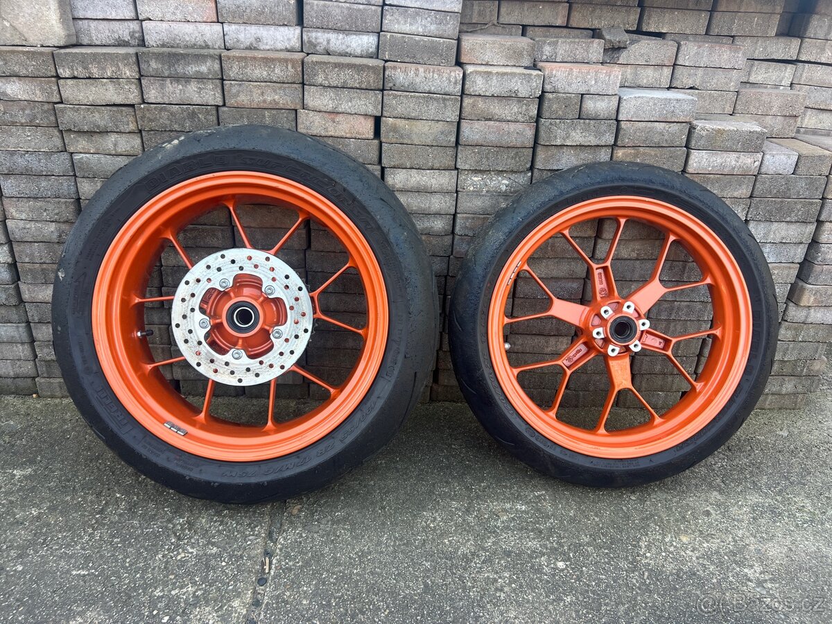 Aprilia Rsv 1000 nebo tuono 1000