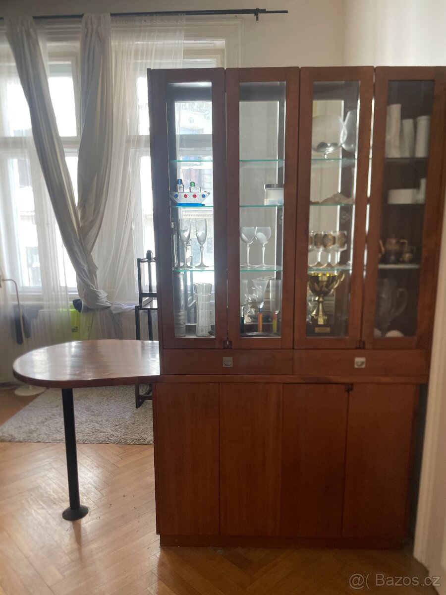Skříň s vitrínou a barem na míru