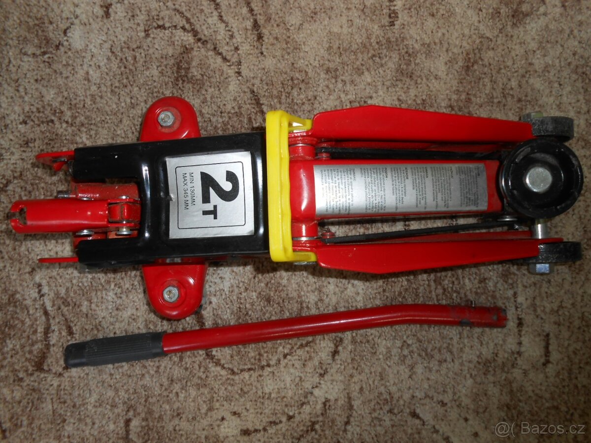 2x zvedák hydraulický 2T - min.130mm - max.345mm - zachovalý
