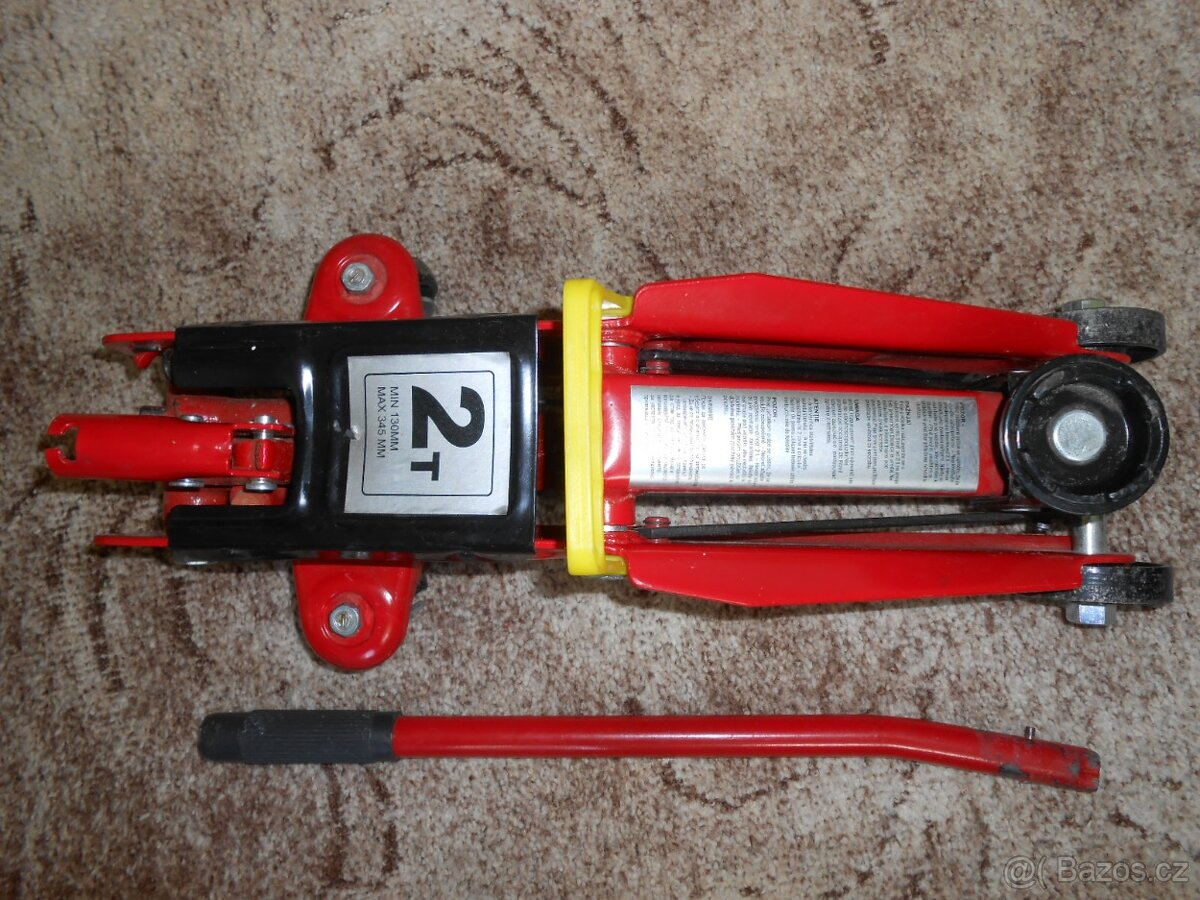 2x zvedák hydraulický 2T - min.130mm - max.345mm - zachovalý