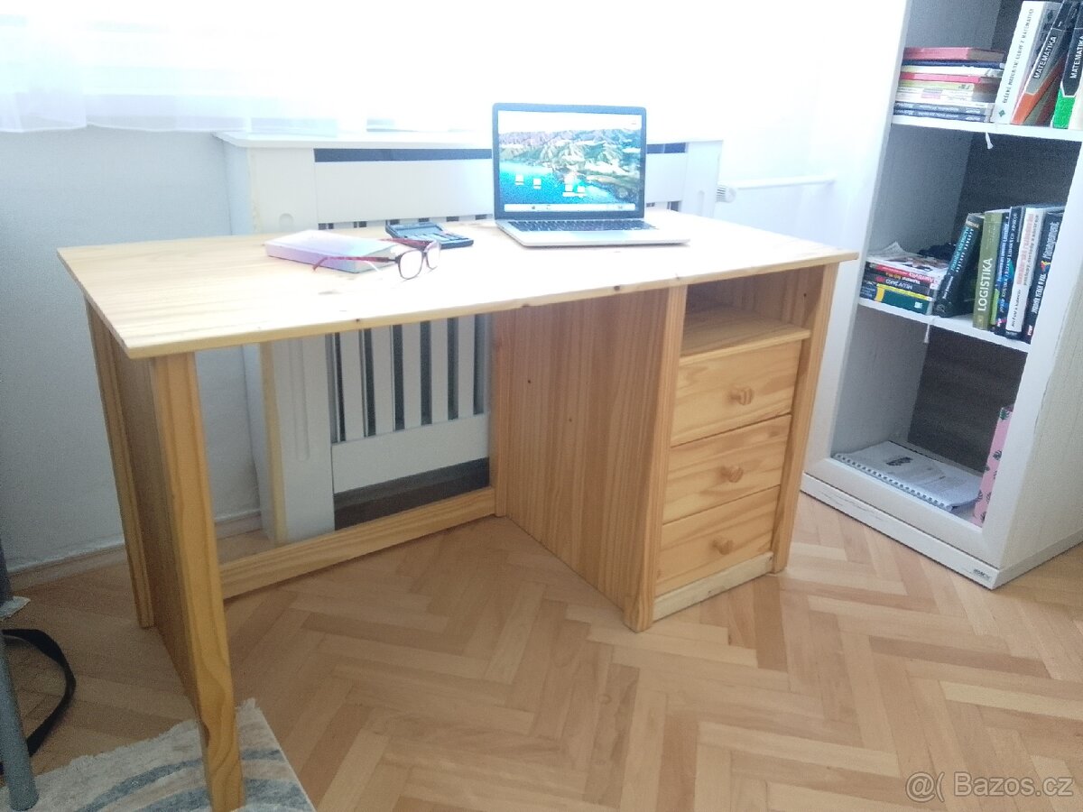 Pěkný dřevěný stůl