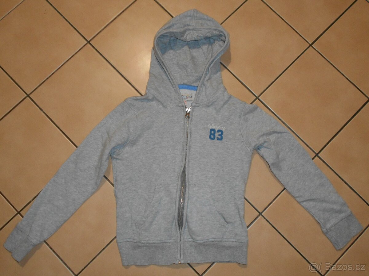 Mikina pro chlapce na 6-7 let.