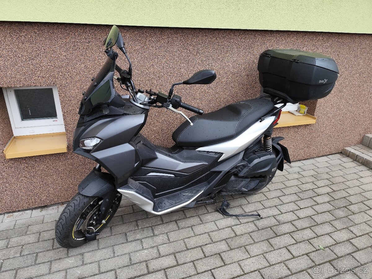 Prodám skútr Aprilia SR gt 125 11kw rok.2022