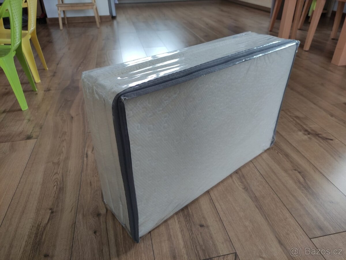 Skládací matrace do postýlky