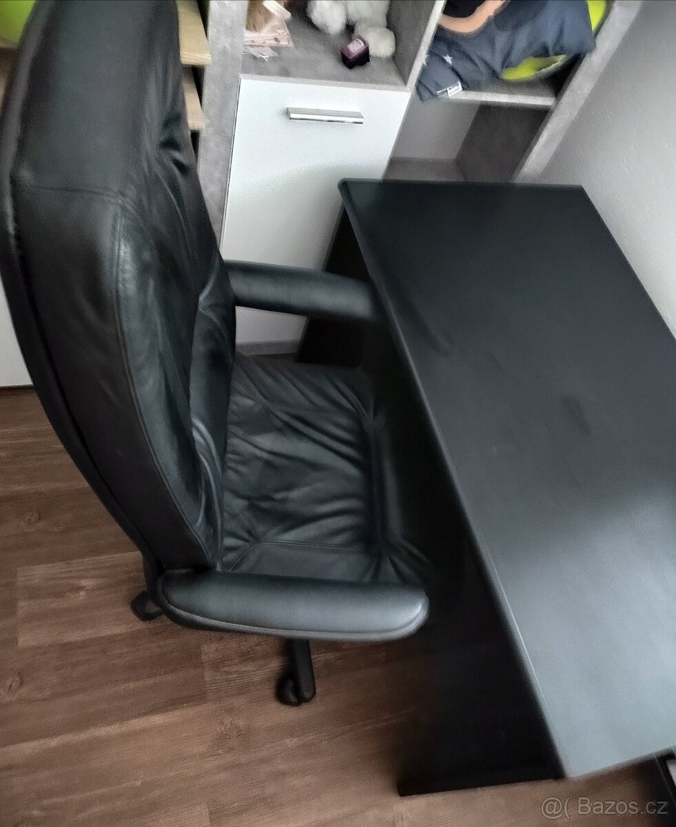 Kancelářské křeslo a stůl, bez vad