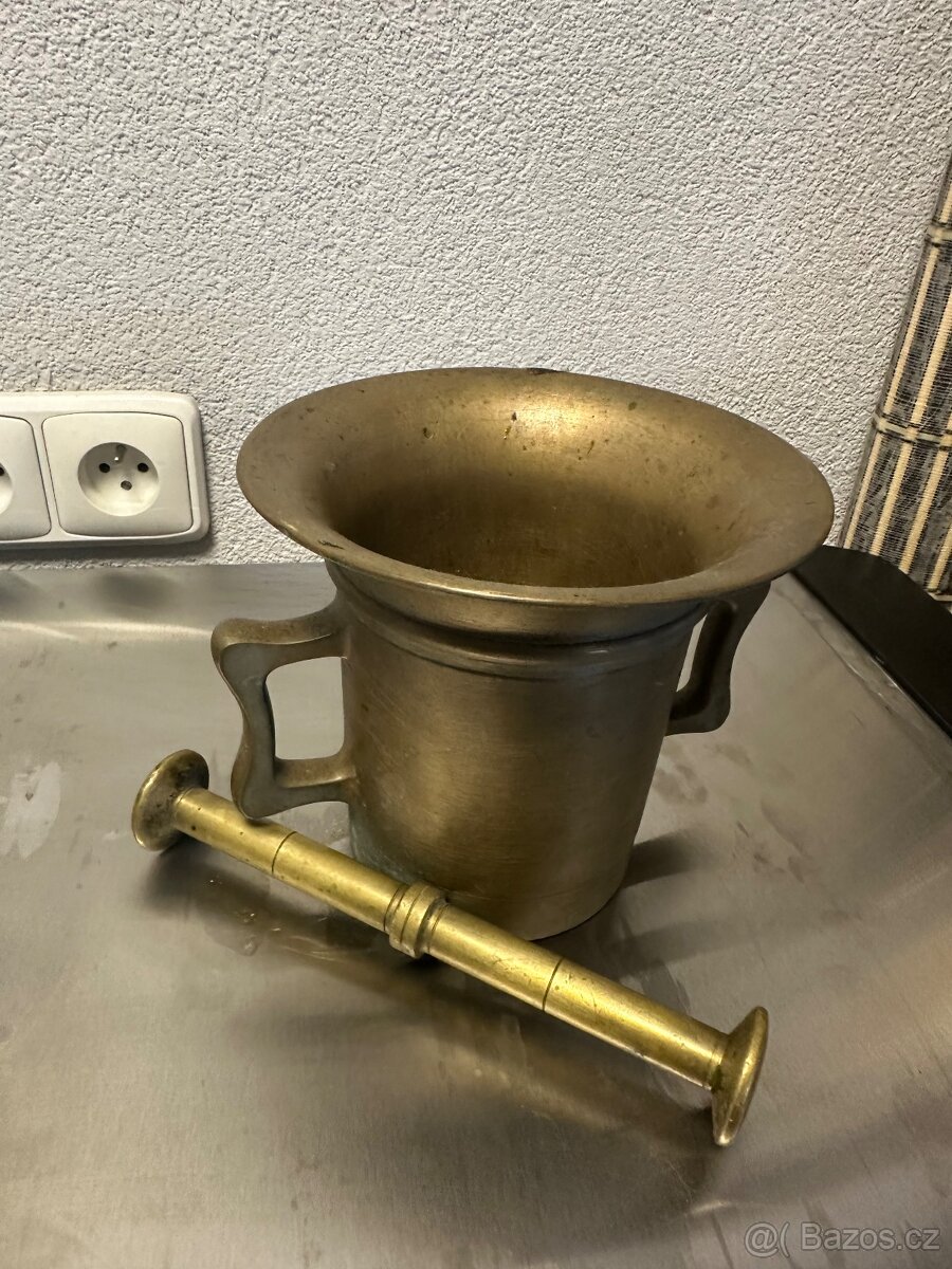 Prodám starý mosazný hmoždíř