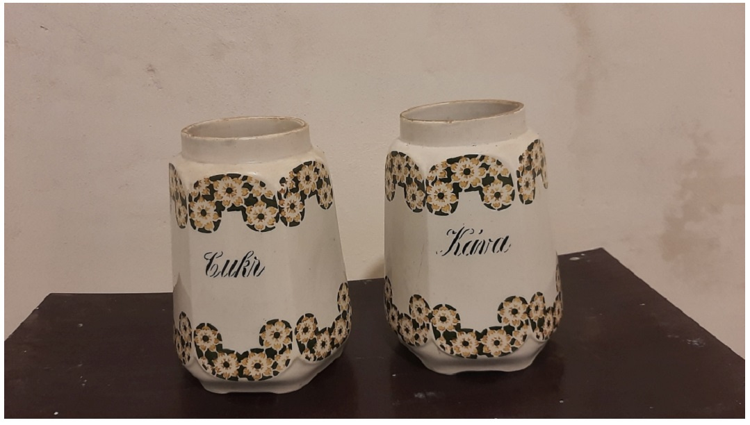 Porcelánové kořenky, polévková mísa, cukřenka