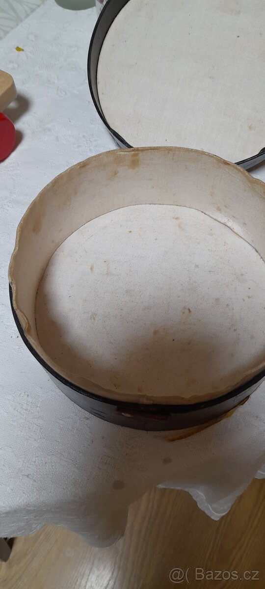 Starožitný kulatý kufřík