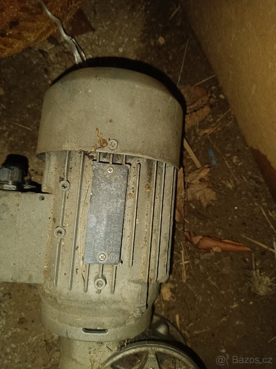 Motor s převodovkou