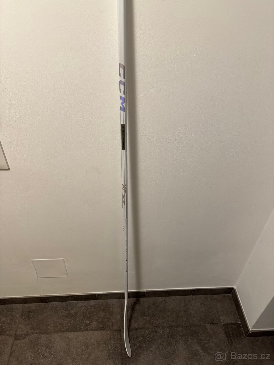 CCM hokejka XF Ghost bíla