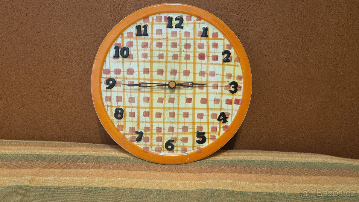 Keramické nástěnné hodiny