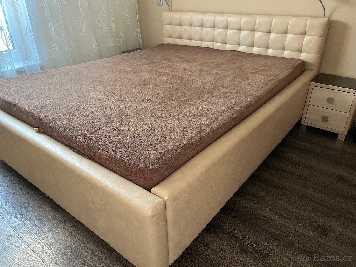 Čalouněná postel 160 cm s nočními stolky