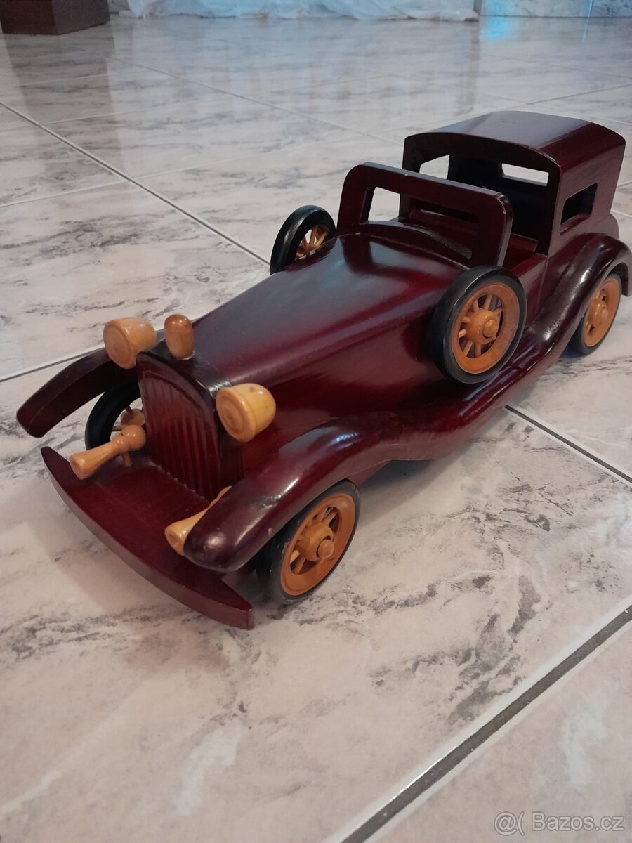 Staré dřevěné auto