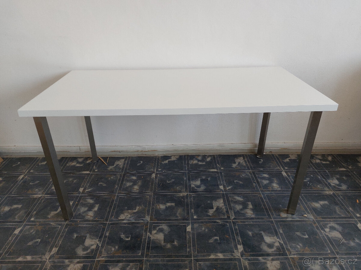 Bílý stůl Ikea