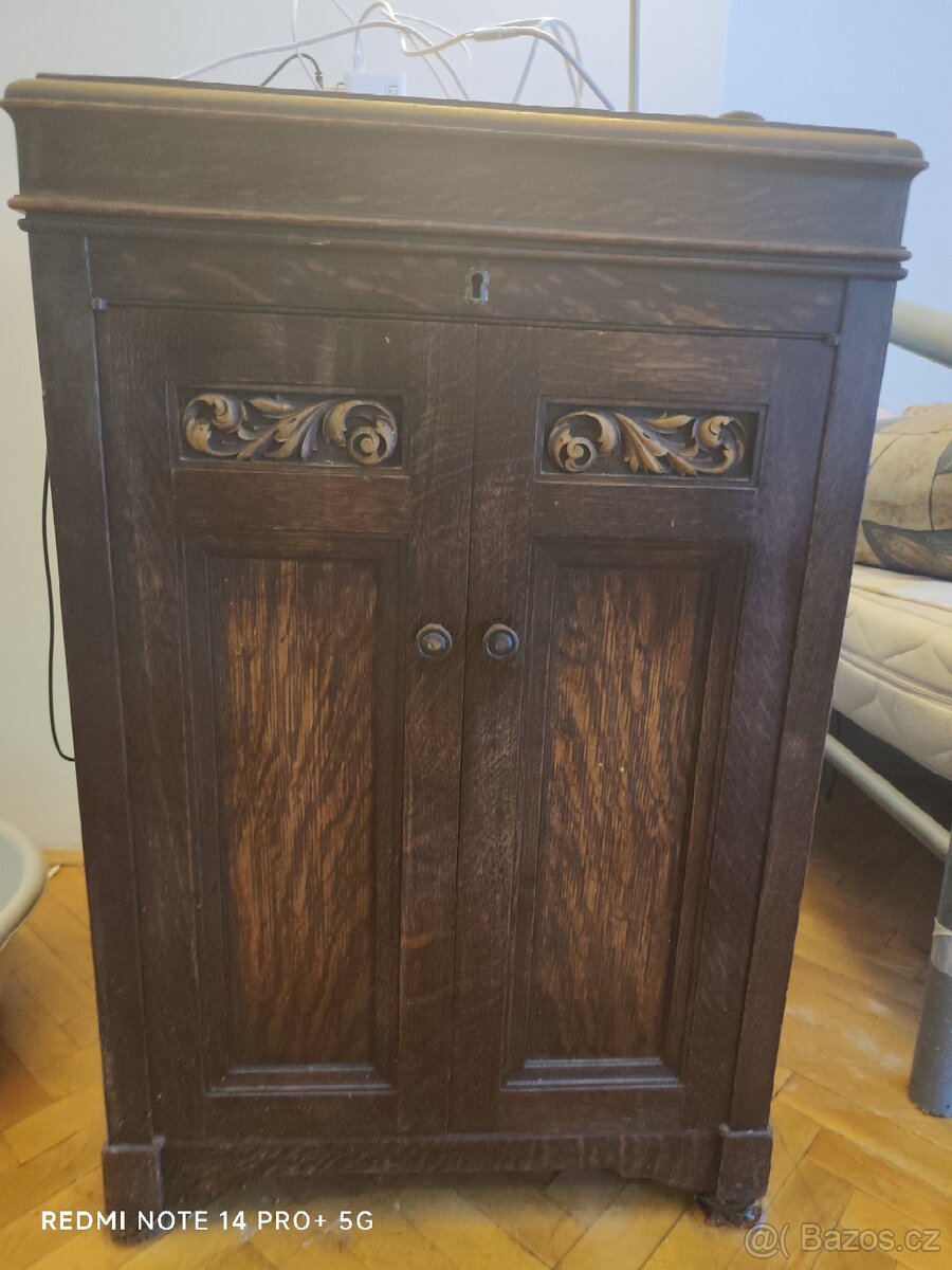 Skříň na gramofon rv.1939,který bohužel chybí