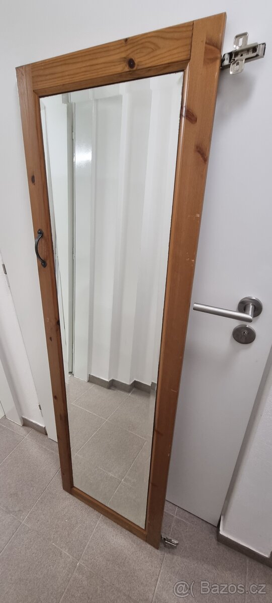 Dřevěná dvířka ke skříni se zrcadlem