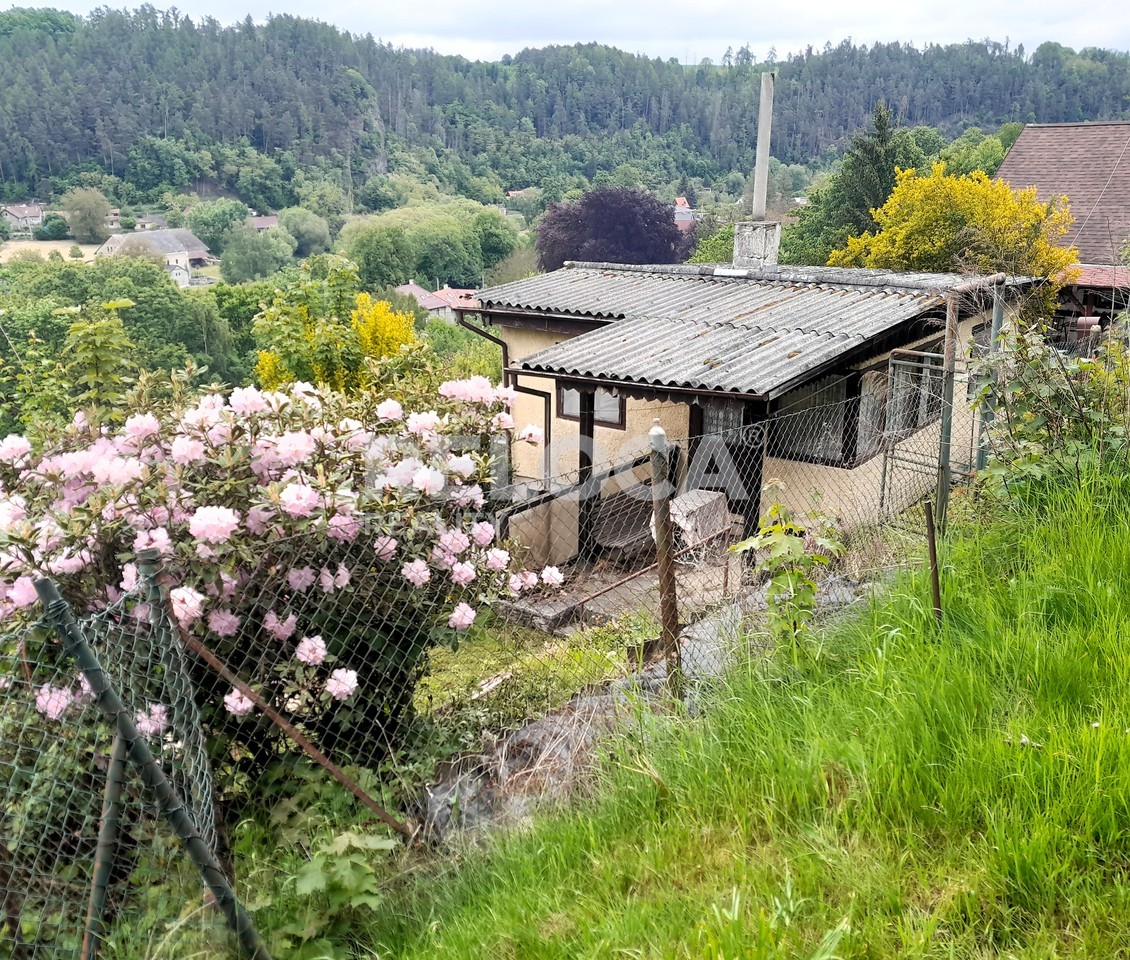 Nabízíme k prodeji chatu 28m2, na pozemku 372 m2 v Ledečku,