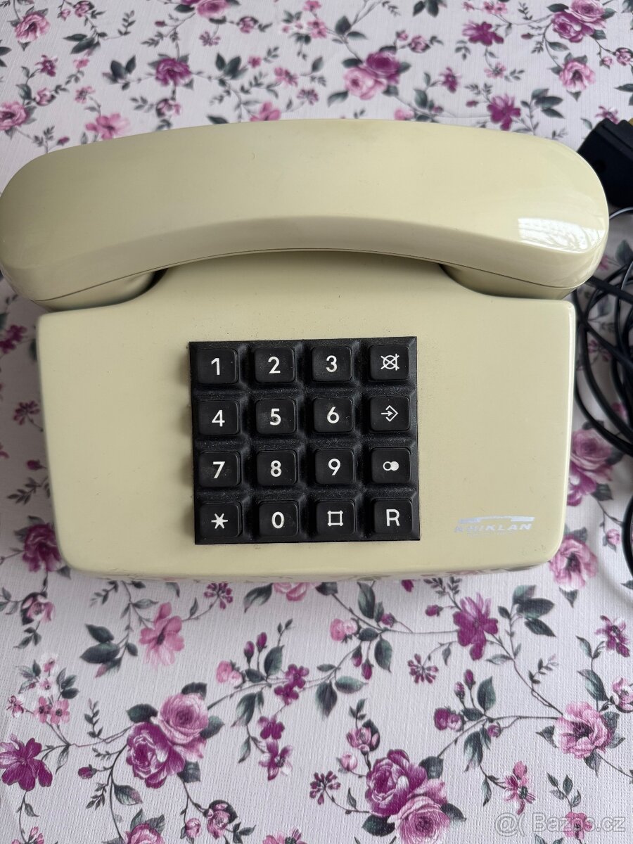 Tlačítkový telefon