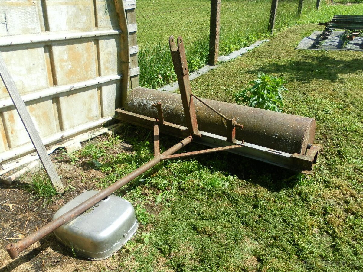 Zahradní válec za traktor