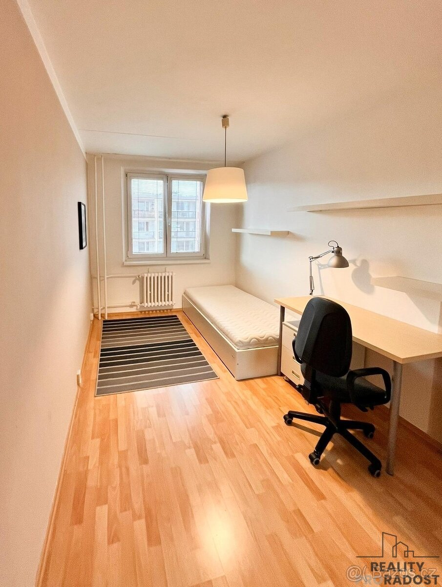 Podnájem zařízeného pokoje (12 m2), ul. Batličkova, Praha 8