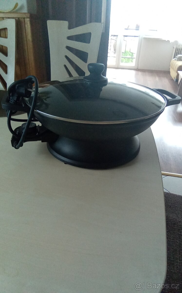 ELEKTRICKÁ WOK PÁNEV