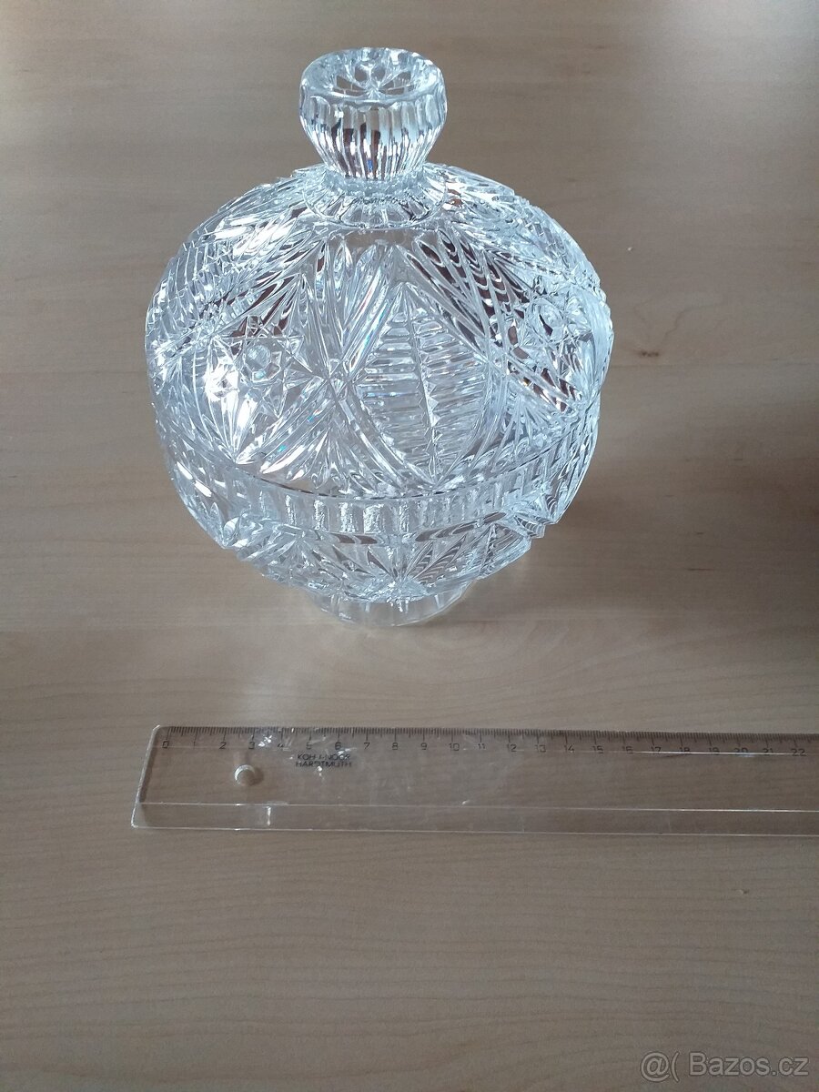 Broušená skleněná dóza