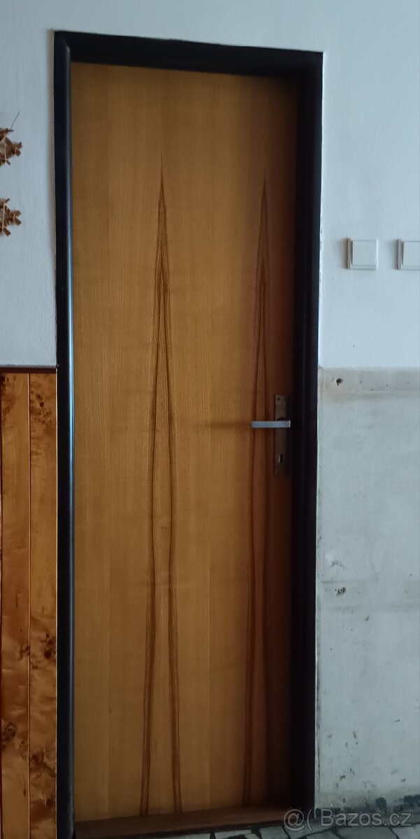 Dřevěné dveře pravé 60 cm