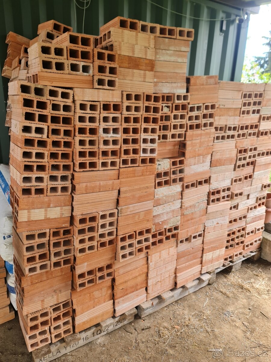 Duté cihly cca 1200ks