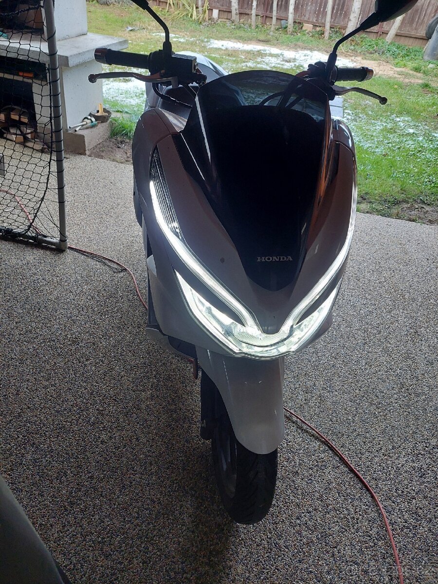 Honda pcx 4000 km.