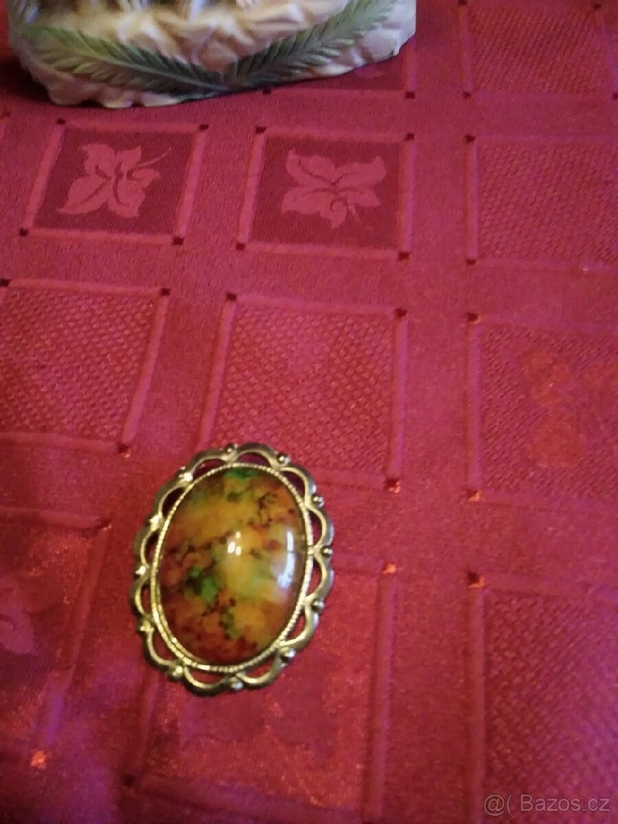 Krásná brož s kamenem vhodný dárek