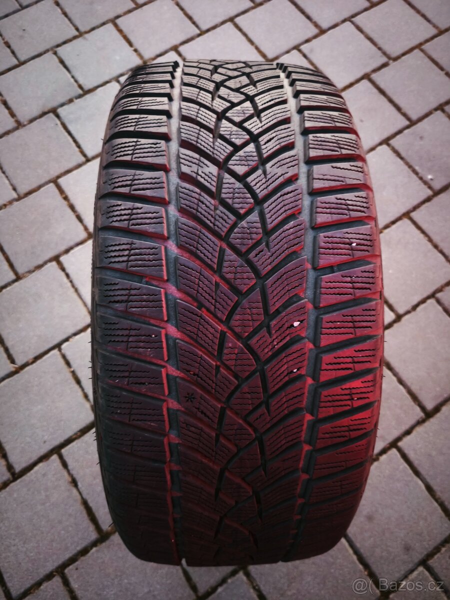 Zimní pneu GoodYear UltraGrip 235/40R19