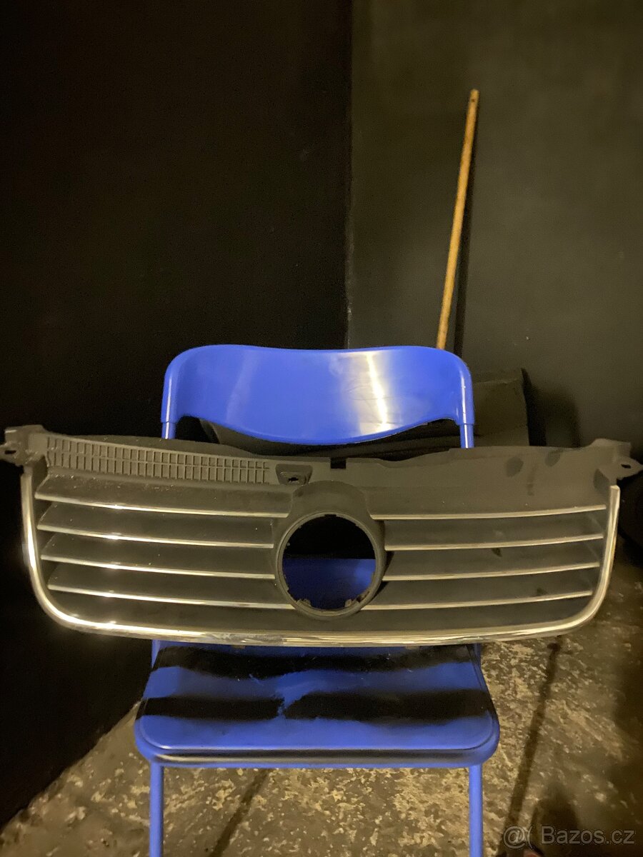 Přední maska VW Passat B5.5 – chrom, bez loga, OEM