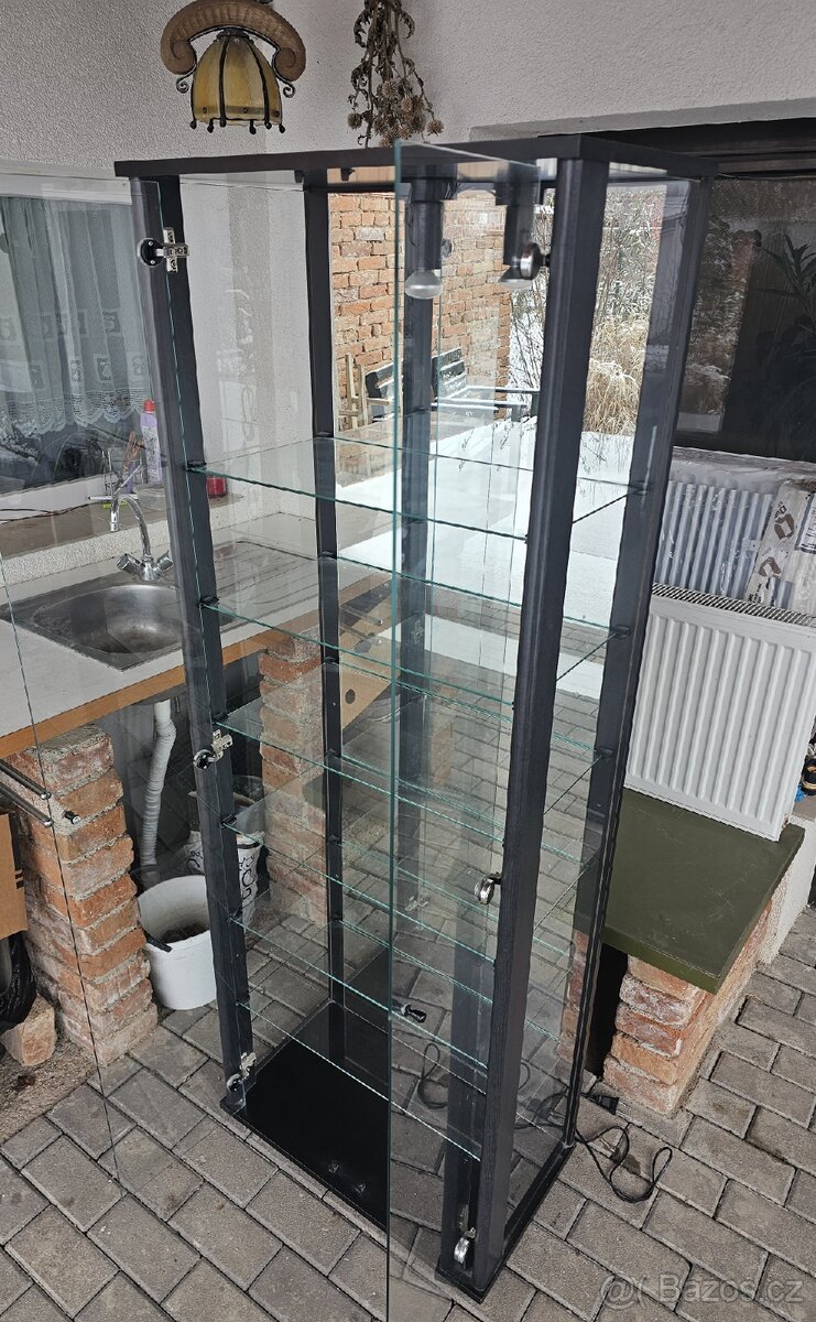 Vitrína, prosklená se zrcadlem.