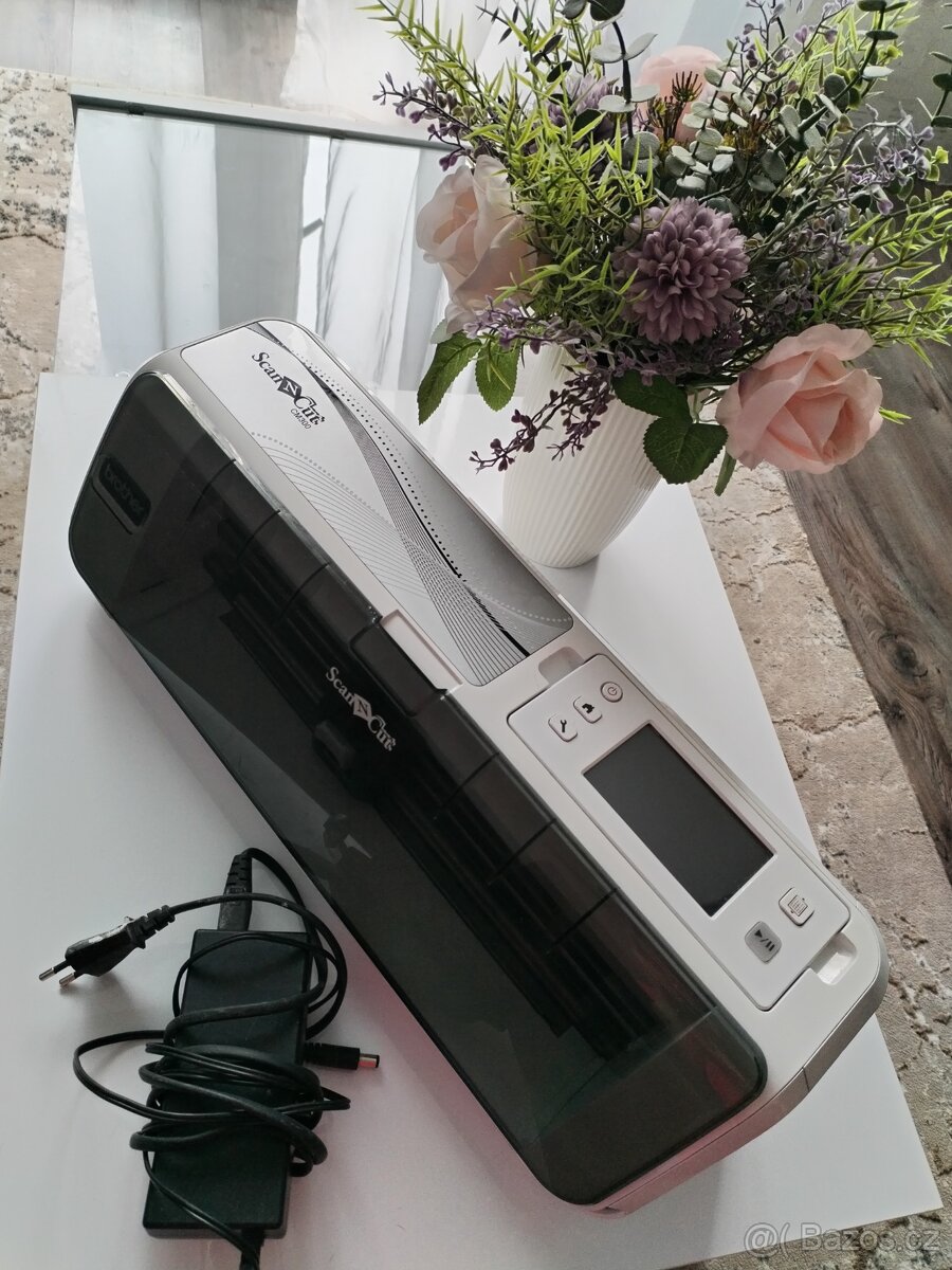 Řezací plotr Brother ScanNCut CM300 – nefunkční (na díly)
