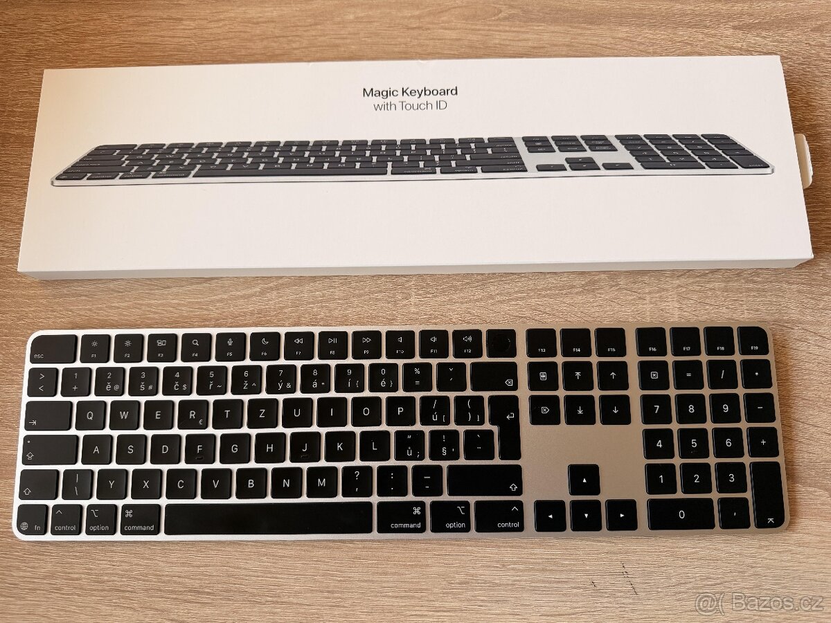 Apple Magic Keyboard 2024 s Touch ID, černé klávesy - CZ