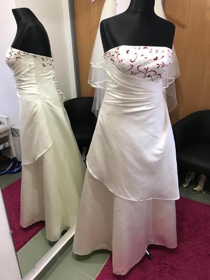 Krémové svatební šaty s vínovou výšivkou a bolerkem 42-46
