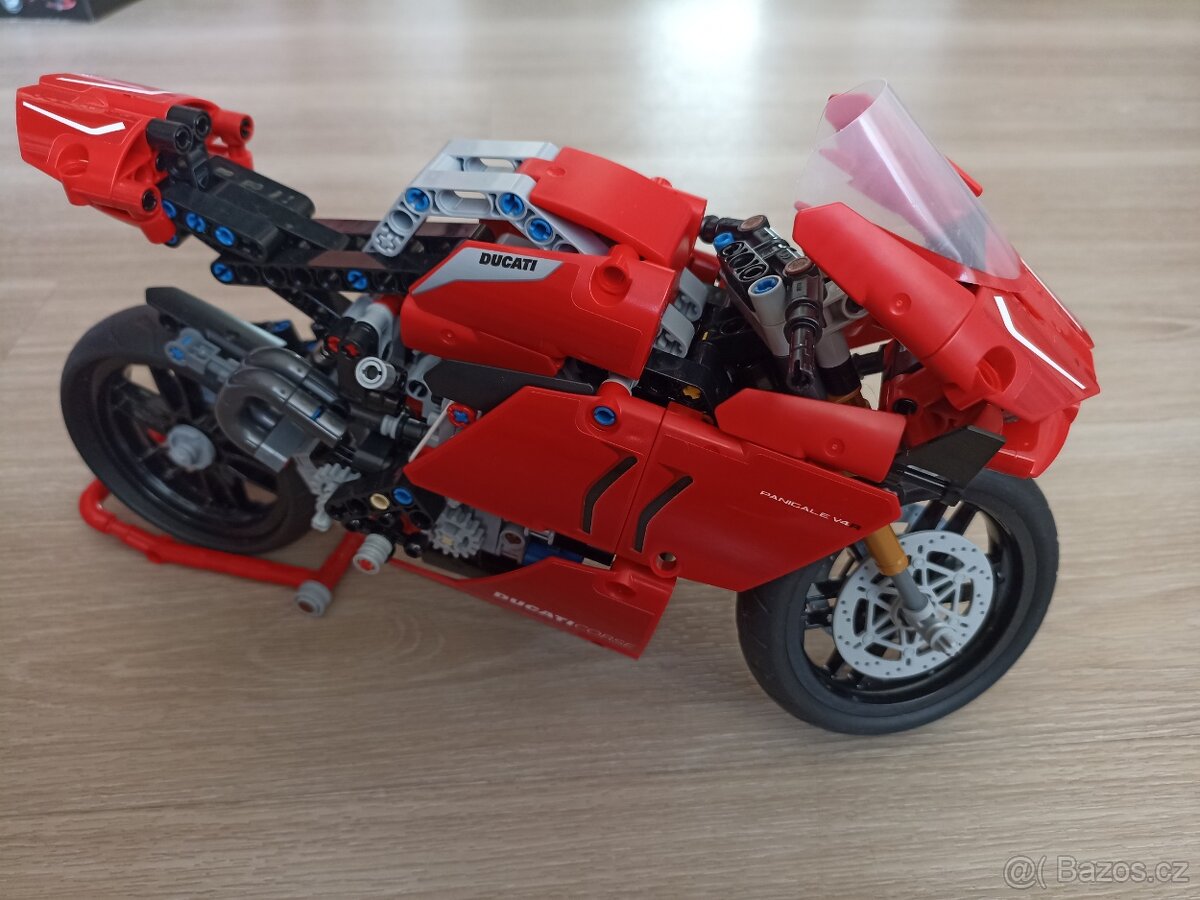 LEGO Technic 42107 Ducati Panigale V4 R