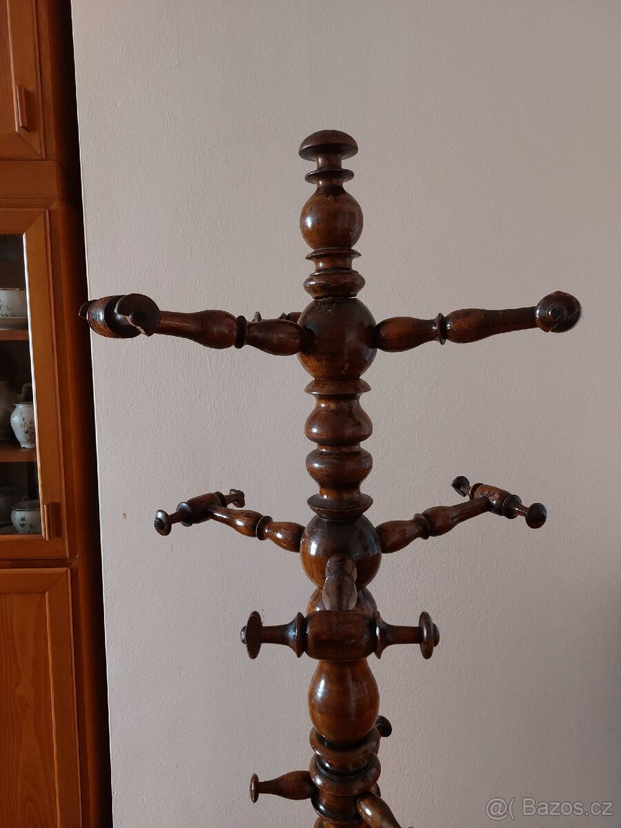 Starožitný věšák