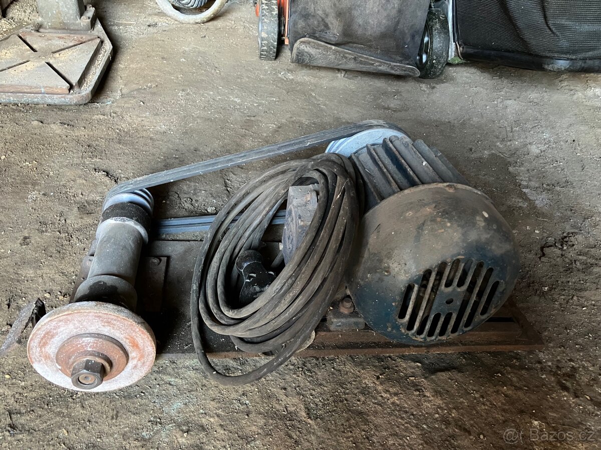 Elektromotor MEZ MOHELNICE s bruskou