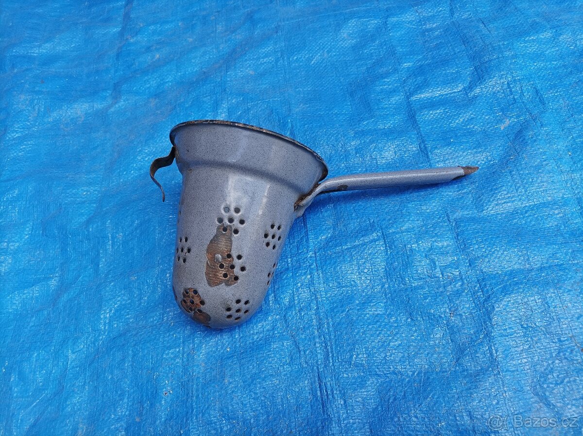 Smaltovaný šedý ceník