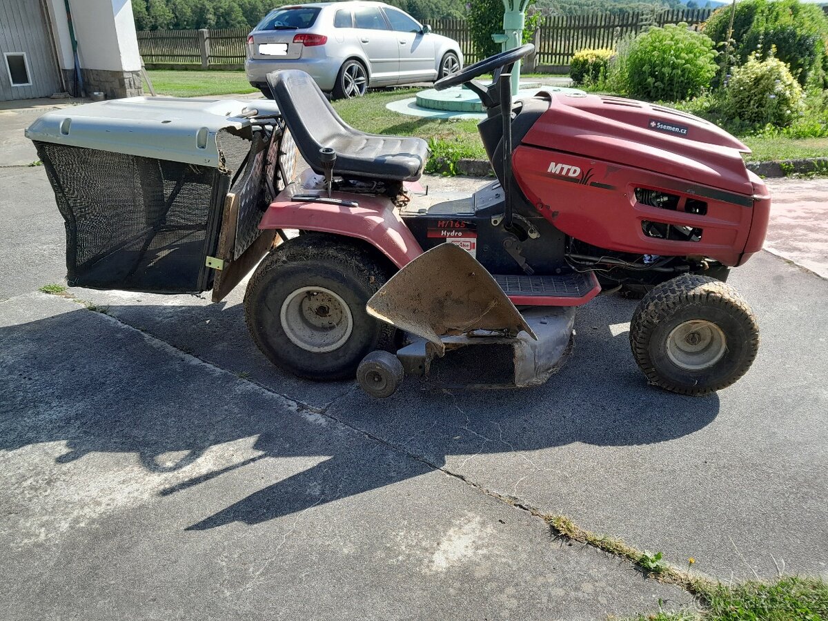 Zahradní traktůrek MTD H/165
