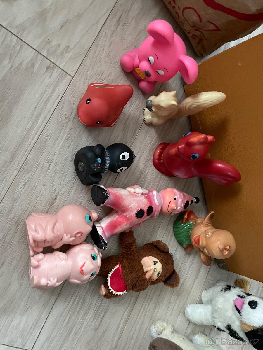 Set starých gumových, pískacích hraček, mončičák